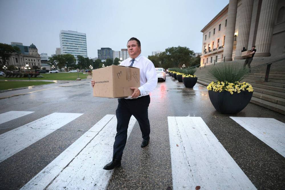 RUTH BONNEVILLE / FREE PRESS FILES
MLA Mark Wasyliw walks out of the Legislative Building with a cardboard box Monday afternoon. Wasyliw said the NDP is “scrambling” after being criticized for stating they turfed him because of his connection to Gerri Wiebe, a lawyer for Peter Nygard.