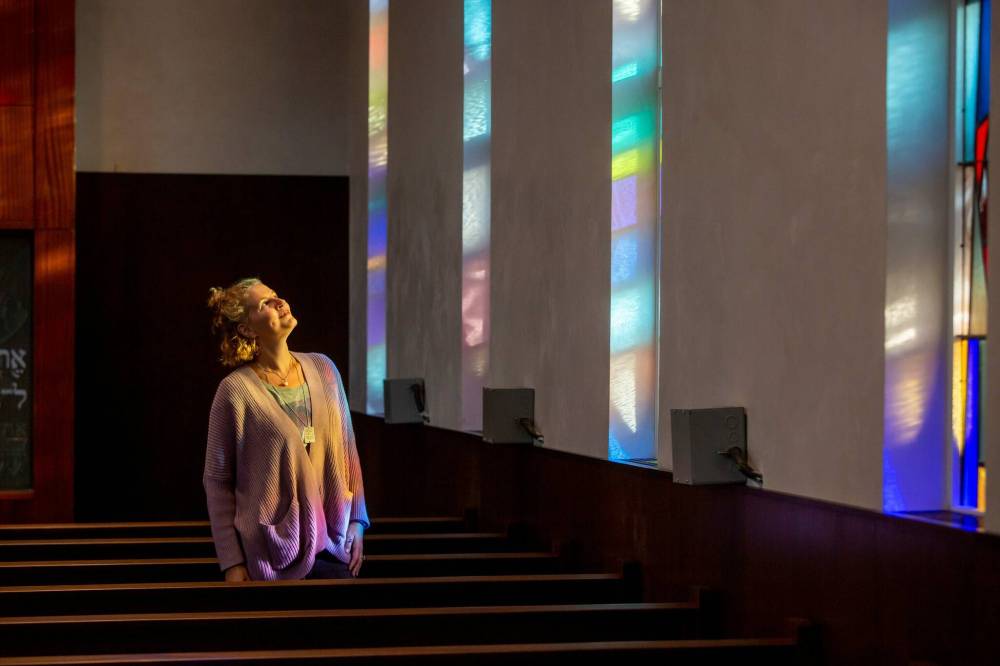 BROOK JONES / FREE PRESS
Leslie Emery admires the stained glass windows originally created by Leo Mol for the Rabbie Louis Berkal Chapel when it opened in 1949.