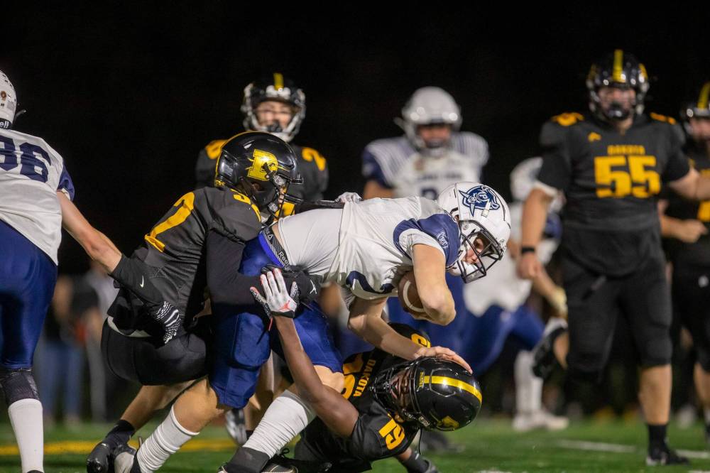 BROOK JONES / FREE PRESS FILES
A fight broke out among spectators at a high school football game after the Dakota Lancers hosted the visiting Grant Park Pirates in the AAAA South East Winnipeg division.