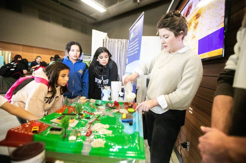 MIKAELA MACKENZIE / FREE PRESS
Kathryn Gibb demonstrates how watersheds work to Grade 6 students Leah Bannerman (left), Tinleigh Kennedy and Aaliyah Maxfield-Ross.