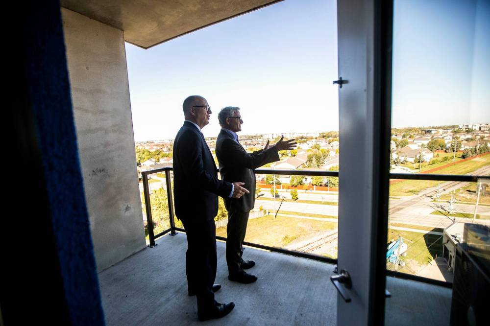 MIKAELA MACKENZIE / FREE PRESS
Globe Capital Management president and CEO Richard Morantz (right) shows mayor Scott Gillingham the views from The Bolt, Tuesday.
