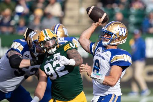 THE CANADIAN PRESS/Jason Franson
                                Winnipeg Blue Bombers quarterback Zach Collaros (8) makes the throw as Edmonton Elks&rsquo; Noah Curtis (92) chases during first half CFL action in Edmonton, on Saturday.