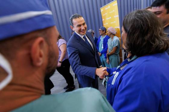 Premier Wab Kinew is greeted by health care staff at the Grace Hospital prior to announcing the Manitoba government is more than halfway to its goal of hiring 1,000 net new health-care workers. (Mike Deal / Free Press)