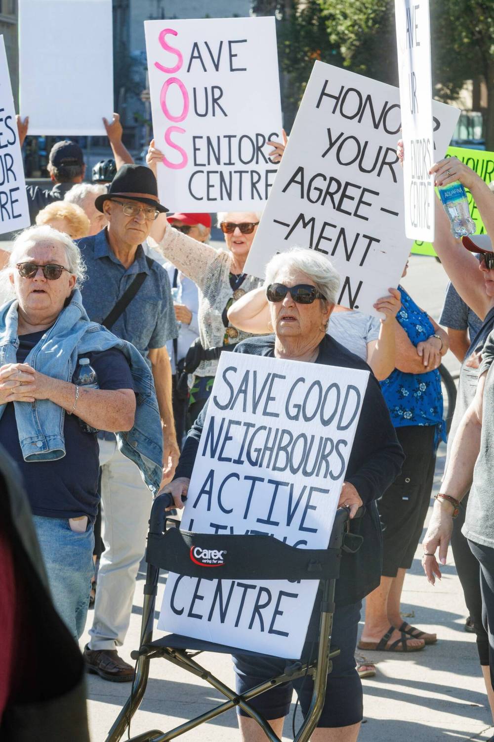 MIKE DEAL / FREE PRESS
A group of seniors picket outside City Hall Thursday morning to support Seniors Centres in Winnipeg.