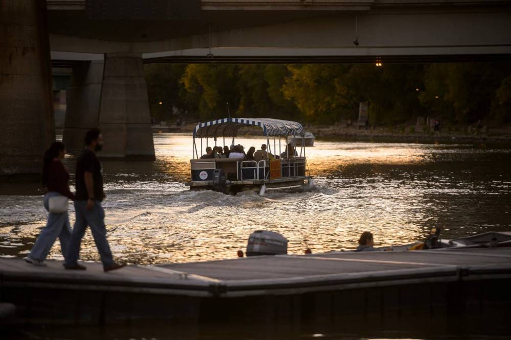 MIKE SUDOMA / FREE PRESS
A full water taxi heads west down the Assiniboine River.