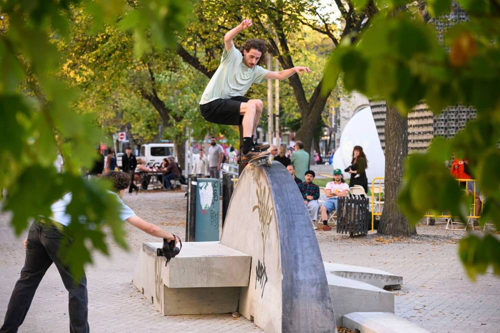 MIKE SUDOMA / FREE PRESS
Malcolm Moffat grinds an obstacle during Sk8 Skates Cube Bash event at Nuit Blanche Saturday.