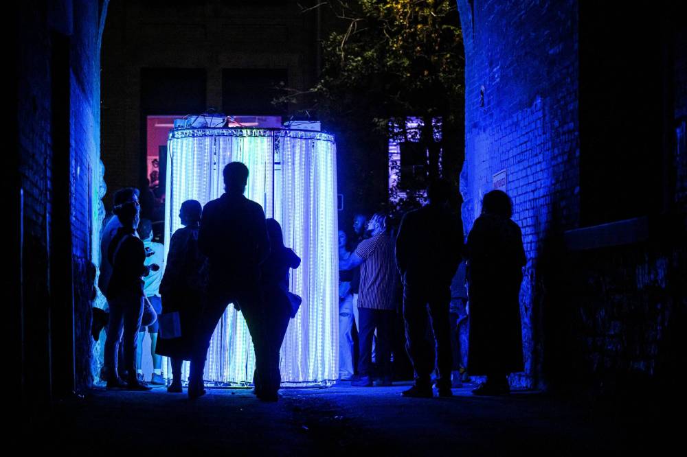 MIKE SUDOMA / FREE PRESS
Crowds take in The Light Within display at 66 Arthur St.