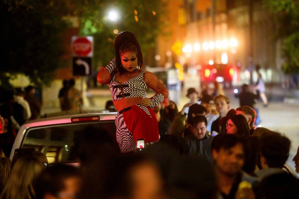 MIKE SUDOMA / FREE PRESS
Drag performer Ruby Chopstix performs to a sizeable crowd in front of Darling Bar for Nuit Blanche.