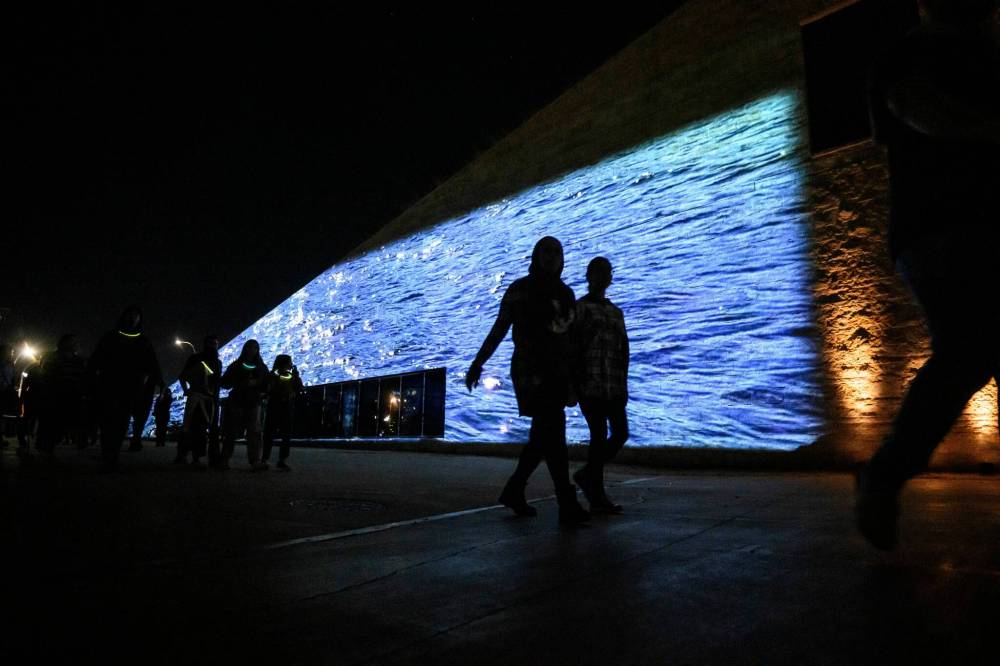 MIKE SUDOMA / FREE PRESS
Festivalgoers take in the visuals and sounds of Jaimie Issac’s exhibit “Nibi.”