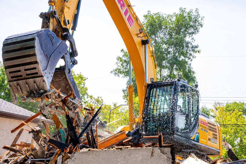 NIC ADAM / FREE PRESS FILES
A crew demolished a vacant house along Manitoba Avenue in late August after multiple fires at the property. A new report states it would be too expensive for the City of Winnipeg to cover the cost of cleaning up the rubble.
