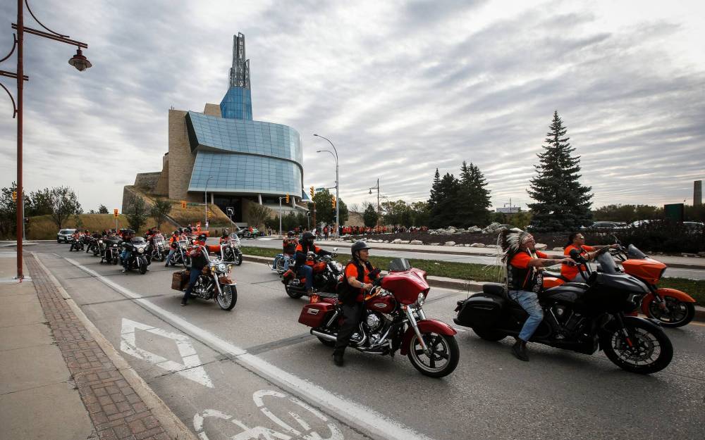 JOHN WOODS / FREE PRESS
Marchers pass the Canadian Museum for Human Rights during Monday’s Truth and Reconciliation Day event in downtown Winnipeg.