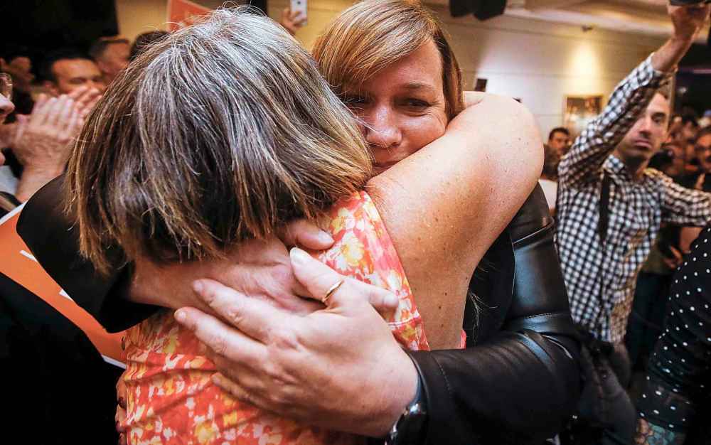 JOHN WOODS / FREE PRESS
Dance hugs her mother Pat at her Elmwood-Transcona by-election victory celebration, Monday.