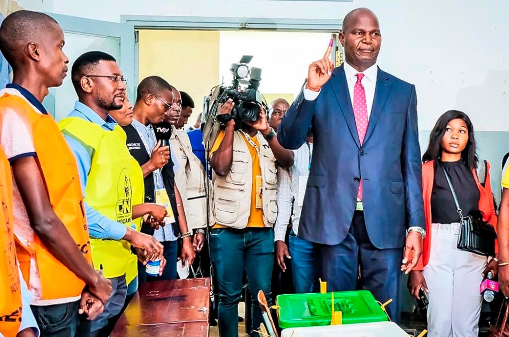 Daniel Chapo, right, presidential candidate for the ruling Front for the Liberation of Mozambique party, holds up his finger after casting his vote in the general elections, in Inhambane, Mozambique, Wednesday, Oct. 9, 2024. (AP Photo)