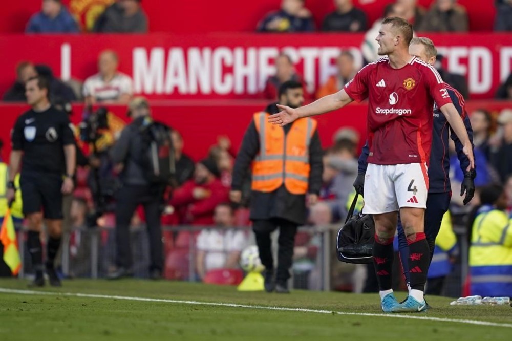 Manchester United's Matthijs de Ligt reacts during the English Premier League soccer match between Manchester United and Brentford at Old Trafford stadium in Manchester, England, Saturday, Oct. 19, 2024. (AP Photo/Dave Thompson)