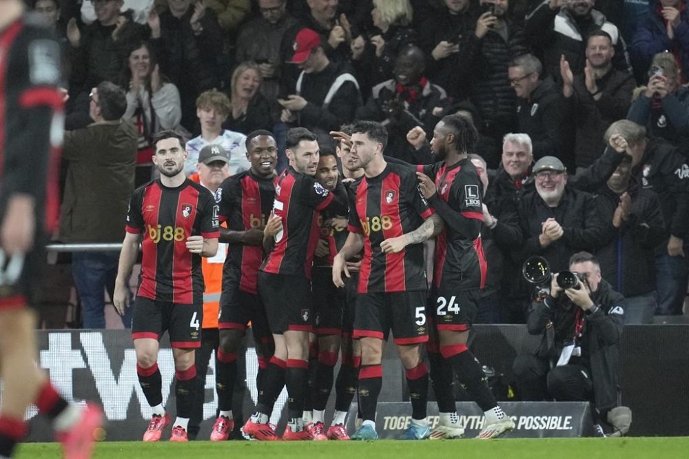 AFC Bournemouth players celebrate after Bournemouth's Justin Kluivert scored his side's second goal during the English Premier League soccer match between Bournemouth and Arsenal at the Vitality Stadium in Bournemouth, England, Saturday, Oct. 19, 2024. (AP Photo/Kin Cheung)