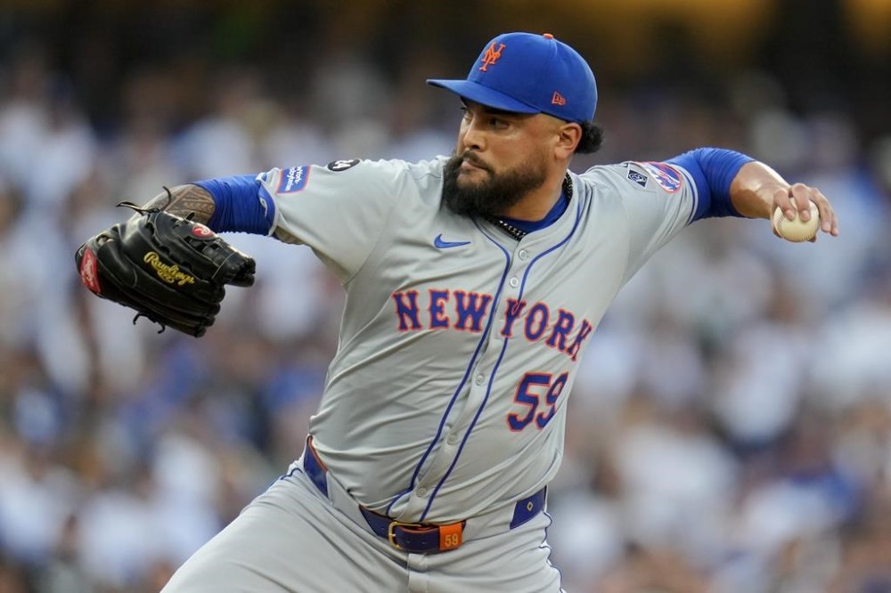 New York Mets pitcher Sean Manaea throws against the Los Angeles Dodgers during the first inning in Game 6 of a baseball NL Championship Series, Sunday, Oct. 20, 2024, in Los Angeles. (AP Photo/Julio Cortez)