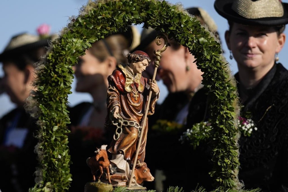 Bavarian tradition honors St. Leonhard, patron saint of farmers, horses