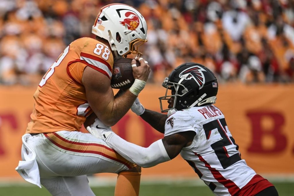 Cousins throws for 276 yards and 4 TDs as Falcons beat Bucs 3126 to