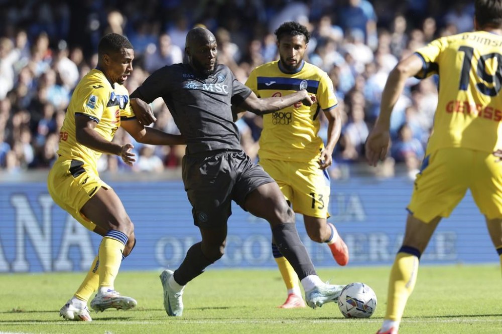 Napoli's Romelu Lukaku is surrounded by Atalanta players during the Serie A soccer match between Napoli and Atalanta at the Diego Armando Maradona Stadium in Naples, southern italy, Sunday , Nov. 3 , 2024. (Alessandro Garofalo/LaPresse via AP)