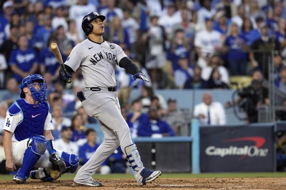 New York Yankees' Juan Soto, right, watches his home run along with Los Angeles Dodgers catcher Will Smith during the third inning in Game 2 of the baseball World Series, Saturday, Oct. 26, 2024, in Los Angeles. (AP Photo/Godofredo A. Vásquez)