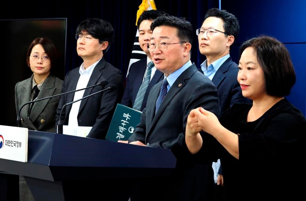 South Korean Kim Jong-moon, third from right, first vice minister of Government Policy Coordination, speaks during a briefing at the government complex in Seoul, South Korea, Wednesday, Nov. 6, 2024. (Kim Do-hoon/Yonhap via AP)