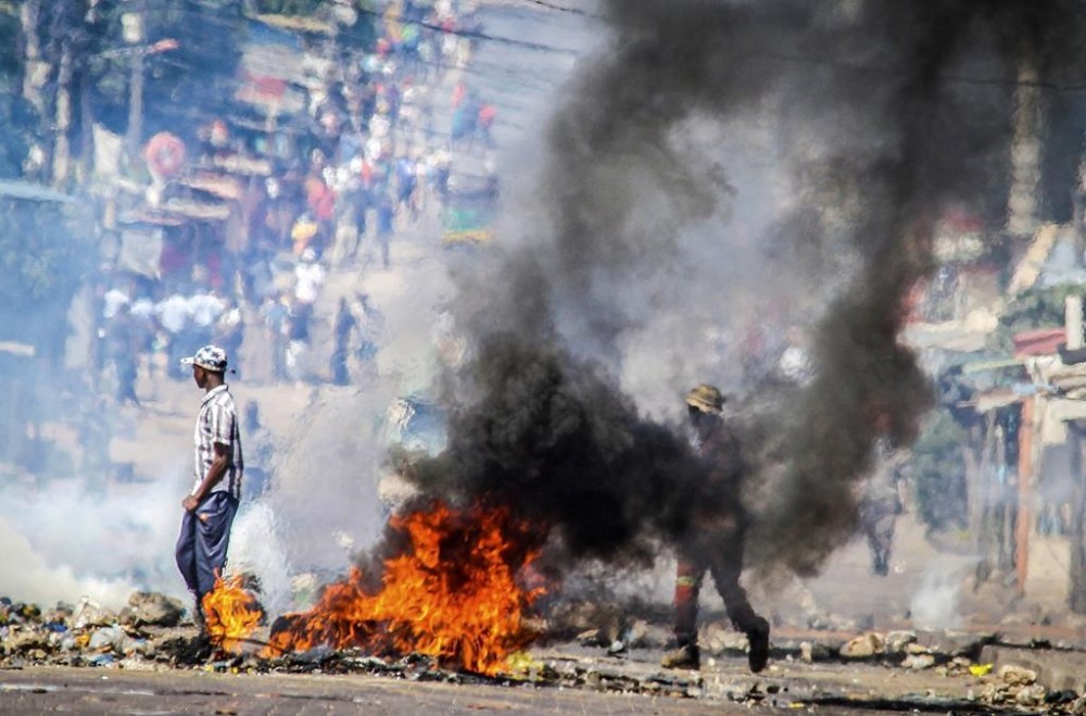 A barricade burns Tuesday, Nov. 5, 2024 in Mozambique's capital, Maputo,Tuesday, Nov. 5, 2024 in protests that have engulfed the country after the opposition rejected the results of the country's polls which saw the Frelimo party extend its 58-year rule. (AP Photo/Carlos Uqueio)