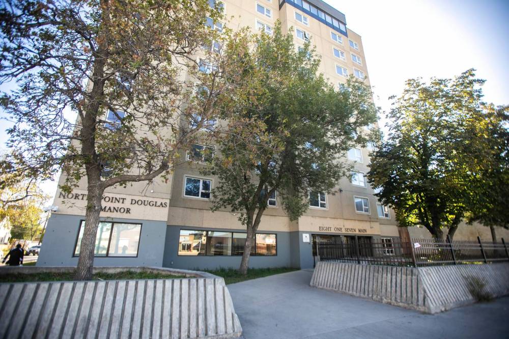 MIKAELA MACKENZIE / Winnipeg FREE PRESS
An apartment building at 817 Main St., where police shot and killed a man on Thursday.