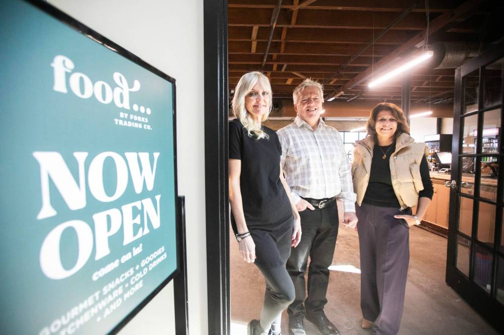 MIKAELA MACKENZIE / FREE PRESS
Megan Basaraba (left), Brad Hewlett and Grace Anastasiadis on opening day at their new food store in the former Pancake House location at The Forks.