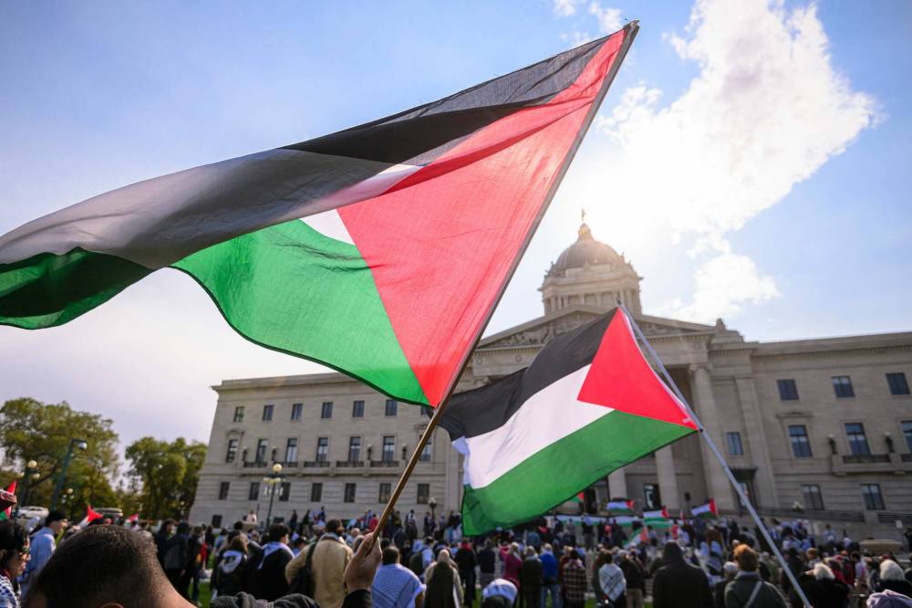 MIKE SUDOMA / FREE PRESS
Palestinian flags fly as hundreds of pro-Palestinian protesters rally at the legislature.