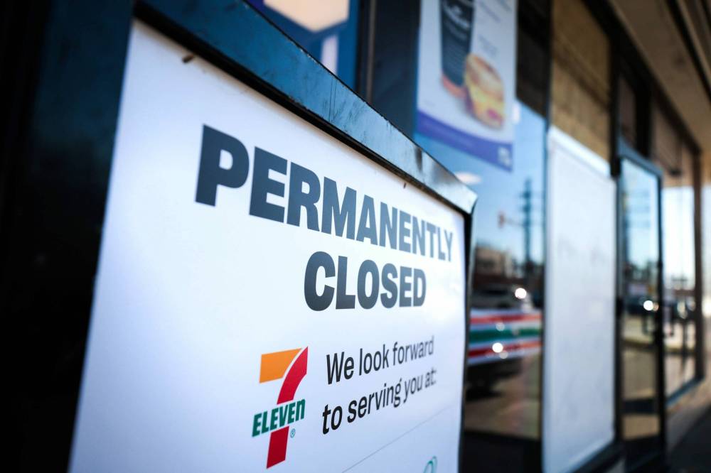 Ruth Bonneville / Free Press Files
Signs on the windows of the 7-Eleven store at 665 McPhillips St. on Tuesday indicate that it is closed. Rampant theft could lead to the closure of up to 10 of the chain's Winnipeg convenience stores.