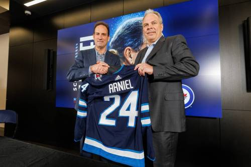 MIKE DEAL / FREE PRESS
                                Scott Arniel (left) with Winnipeg Jets GM Kevin Cheveldayoff. Arniel has palyed for and learned his craft from some of the greatest coaches of all time.