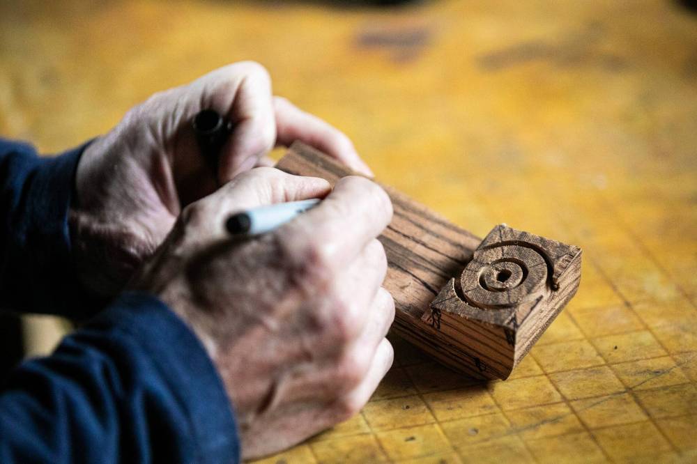 MIKAELA MACKENZIE / WINNIPEG FREE PRESS
He wasn't looking for a new hobby, but Nelson has crafted about 135 pipes since 2020.