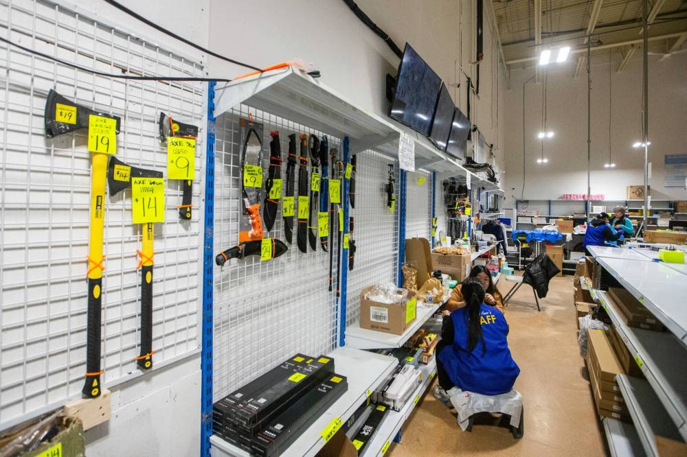 MIKAELA MACKENZIE / FREE PRESS
                                The proposed legislation would prohibit minors from buying machetes and would apply to online retailers shipping such weapons to Manitoba.