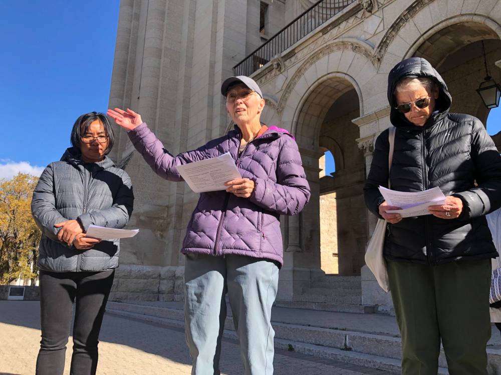 JOHN LONGHURST / FREE PRESS
Sister Veronica Dunne (centre) leads the prayer service Friday at St. Boniface Cathedral.