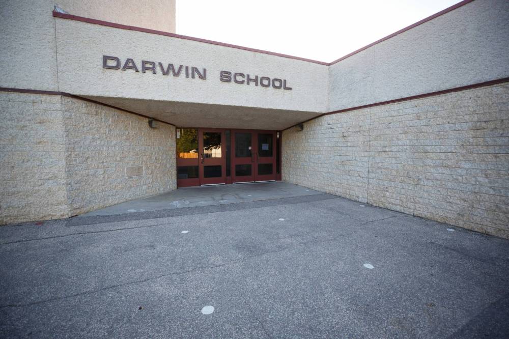 MIKE DEAL / FREE PRESS FILES
A man created a makeshift shelter on the field behind Darwin School in Winnipeg.