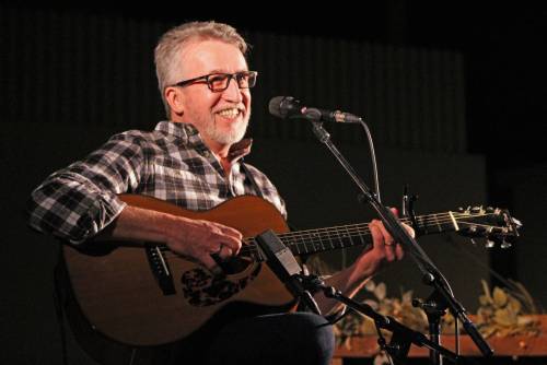 JORDAN ROSS / THE CARILLON
                                Musician Steve Bell performs Saturday at Grace Mennonite Church in Steinbach.