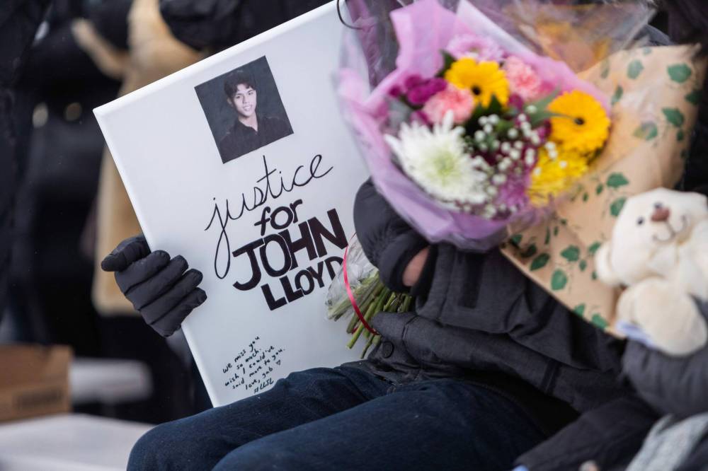 DANIEL CRUMP / FREE PRESS FILES
Members of John Lloyd Barrionճ family sit at the front of a vigil in his honour. Barrion was killed while working at the beer vendor in February 2022.