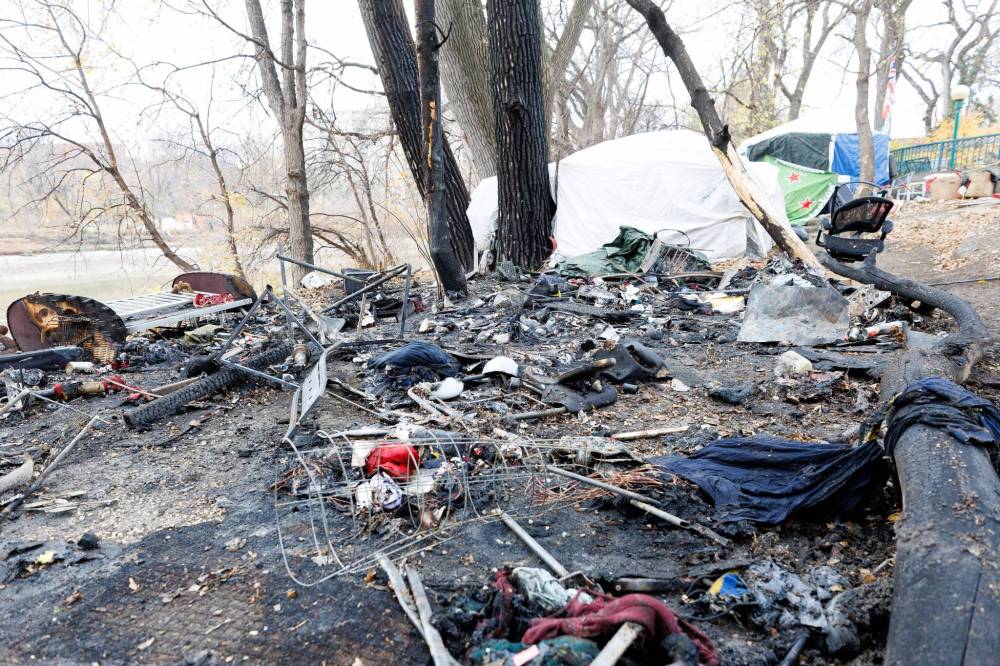 MIKE DEAL / FREE PRESS
The cause of a fire in the 400 block of Assiniboine Avenue, between McFadyen Park and the Assiniboine River on Monday is unknown.
