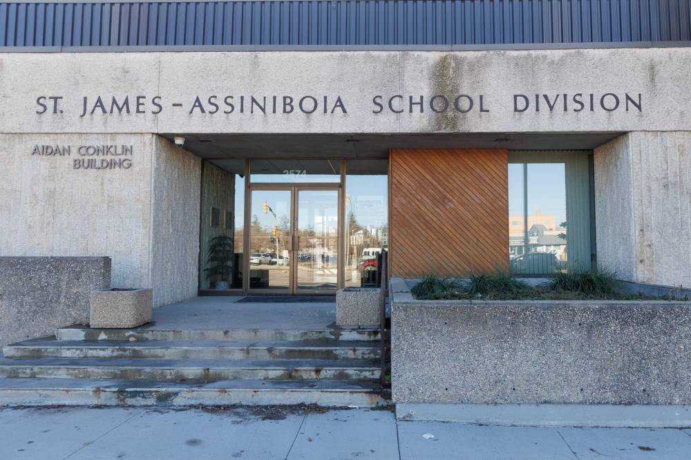 MIKE DEAL / FREE PRESS FILES
The St. James - Assiniboia School Division Office at 2574 Portage Avenue.