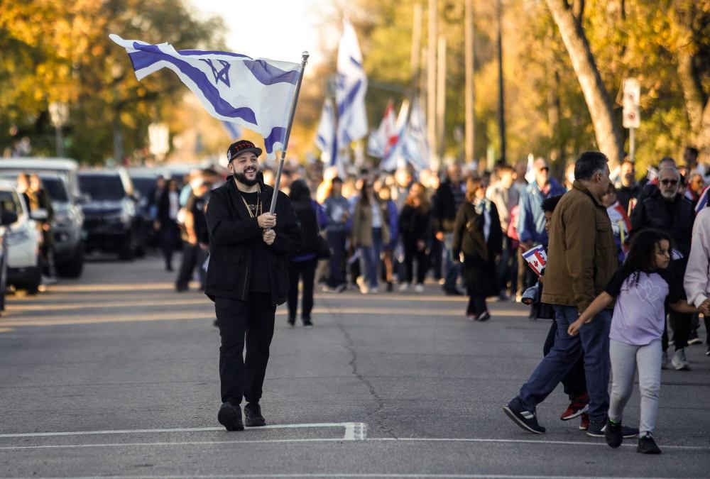 JOHN WOODS / FREE PRESS
People attend a walk and memorial at the Asper Jewish Community Campus Monday evening to remember Israelis killed since the onset of a bloody conflict in the Middle East one year ago.
