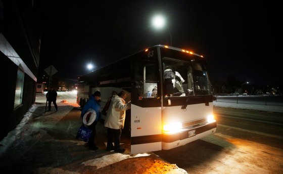 Riders board a bus to the Pas in Winnipeg in 2019. (John Woods / Free Press files)