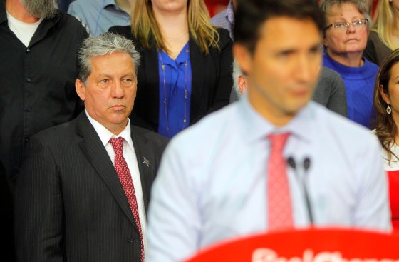 Liberal Dan Vandal (left) with party leader Justin Trudeau in Winnipeg in 2015. (Boris Minkevich / Free Press files)