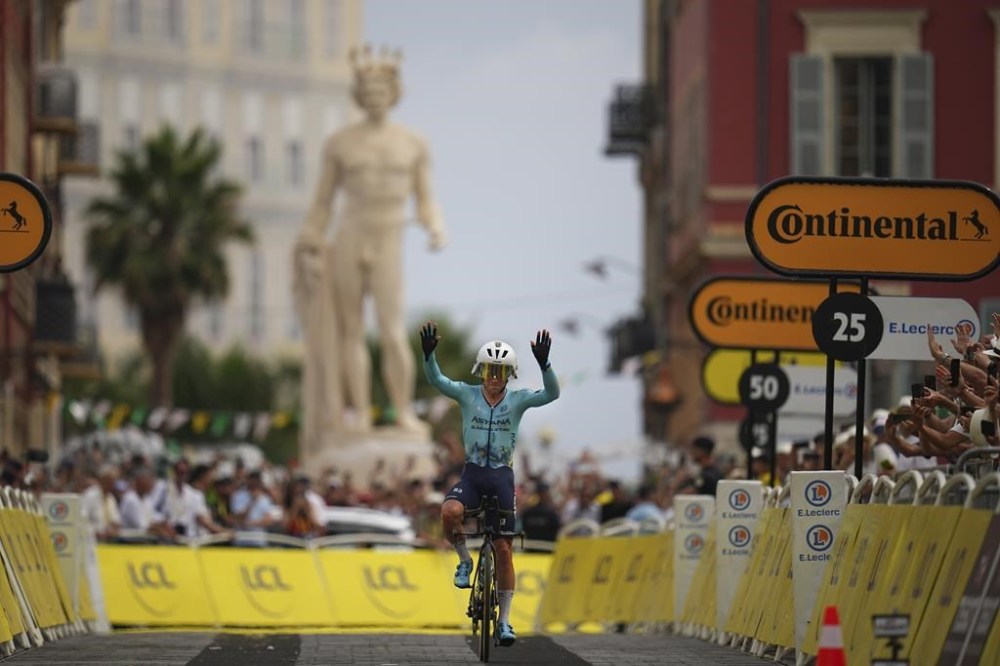 FILE - Britain's Mark Cavendish greets spectators when arriving at the finish line of the twenty-first stage of the Tour de France cycling race, an individual time trial over 33.7 kilometers (20.9 miles) with start in Monaco and finish in Nice, France, Sunday, July 21, 2024. (AP Photo/Daniel Cole, File)