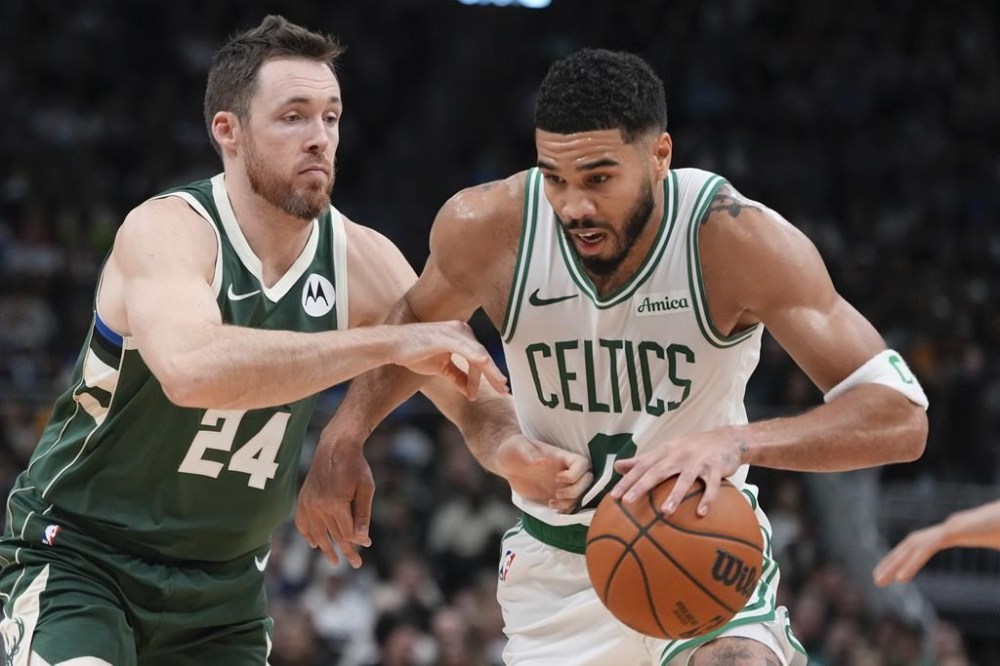 Boston Celtics' Jayson Tatum tries to get past Milwaukee Bucks' Pat Connaughton during the first half of an NBA basketball game Sunday, Nov. 10, 2024, in Milwaukee. (AP Photo/Morry Gash)