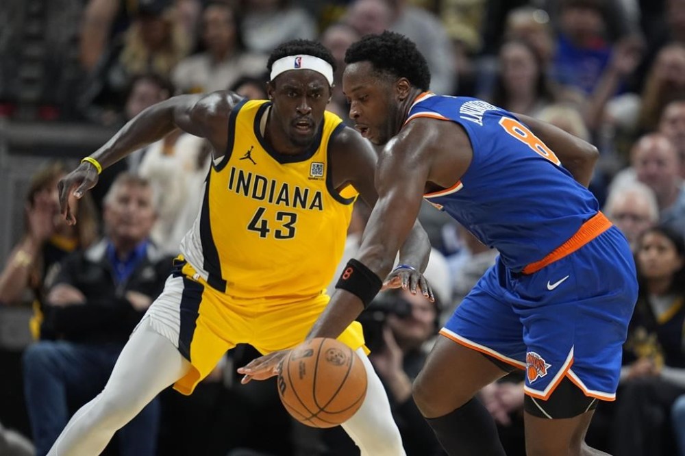 New York Knicks' OG Anunoby (8) is defended by Indiana Pacers' Pascal Siakam (43) during the second half of an NBA basketball game, Sunday, Nov. 10, 2024, in Indianapolis. (AP Photo/Darron Cummings)