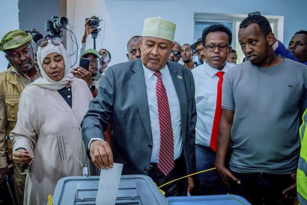 Presidential candidate Abdirahman Mohamed Abdullahi, center, casts his vote inside a polling station during the presidential election in Hargeisa, Somaliland, Wednesday, Nov. 13,2024. (AP Photo/Abdirahman Aleeli)