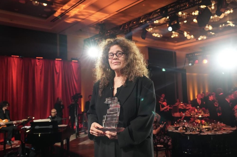 Anne Michaels accepts the Giller Prize for her book