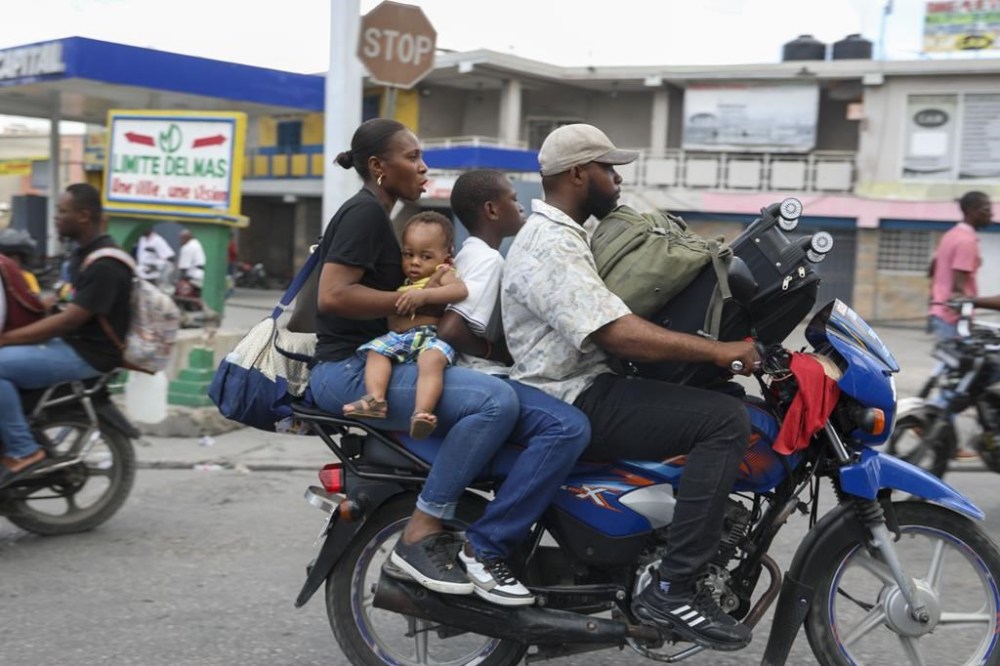 Residents flee their homes to escape gang violence in the Nazon neighborhood of Port-au-Prince, Haiti, Thursday, Nov. 14, 2024. (AP Photo/Odelyn Joseph)