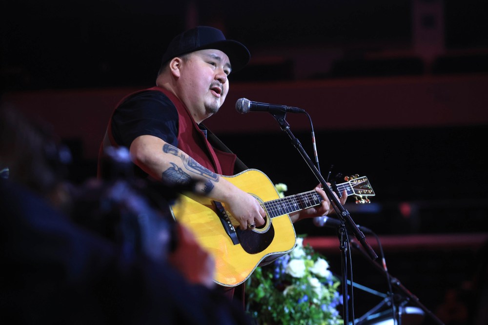 Peguis First Nation folk and country singer William Prince performs during the service. (Ruth Bonneville / Free Press)