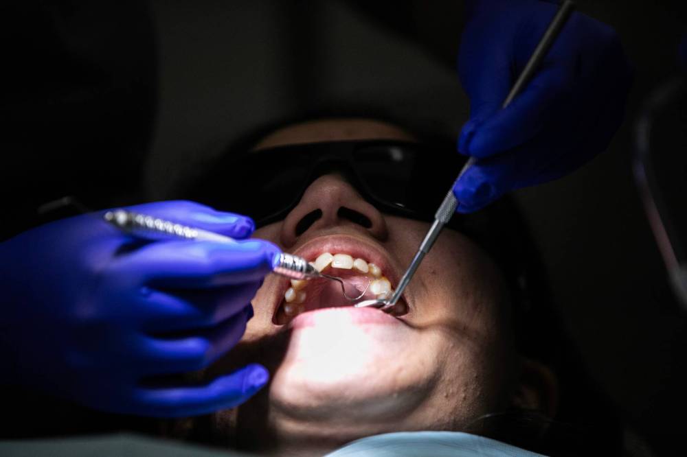 MIKAELA MACKENZIE / FREE PRESS
Brush your teeth at least twice a day, especially before bedtime, says dentist Carolyn Robertson.